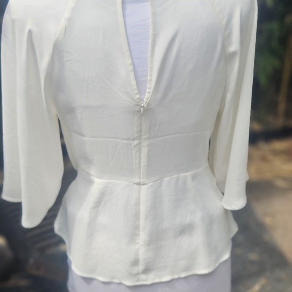 Express Women's Ivory Blouse Tie Front Keyhole Detail Flattering Fit Wmn's Sz M - Picture 5 of 8